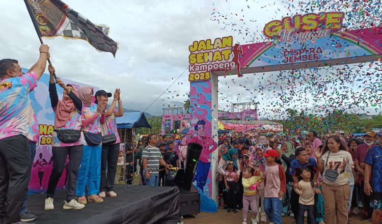 Detik-detik pelepasan peserta Jalan Sehat Kampoeng 2025 di Kecamatan Jelbuk, Sabtu (27/12/2025). (Foto: Zainul Hasan - ZONA INDONESIA)
