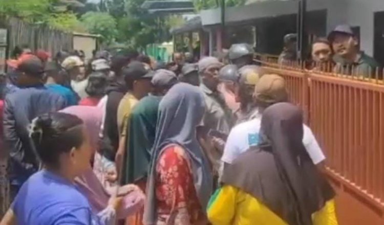 Warga mengerumuni rumah Kasim, Minggu (28/12/2025). (Foto: Istimewa - ZONA INDONESIA)