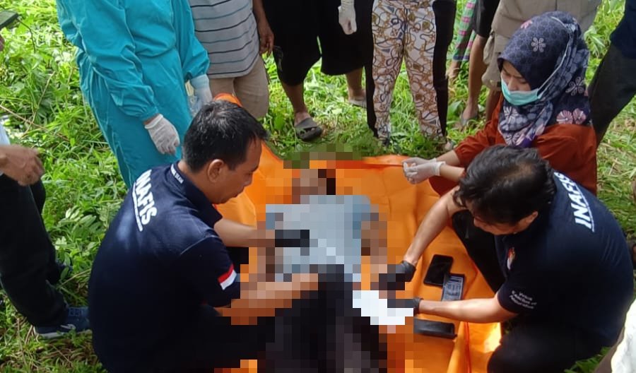 Petugas mengevakuasi jenazah pria berinisial Z, Minggu (28/12/2025). (Foto: Istimewa - ZONA INDONESIA)