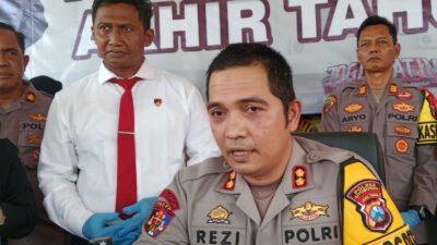 Kapolres Situbondo AKBP Rezi Dharmawan saat menyampaikan perkembangan kasus dugaan pembunuhan satu keluarga di Desa Demung, Kecamatan Besuki. (Foto: Rosi - ZONA INDONESIA)