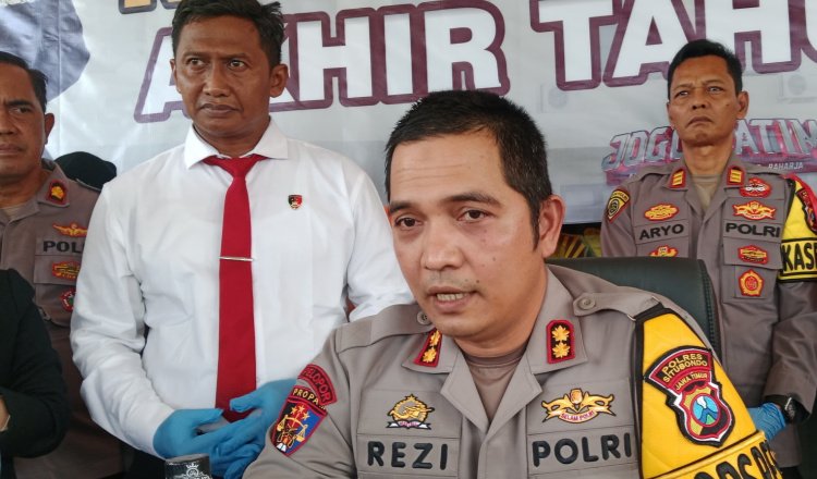 Kapolres Situbondo AKBP Rezi Dharmawan saat menyampaikan perkembangan kasus dugaan pembunuhan satu keluarga di Desa Demung, Kecamatan Besuki. (Foto: Rosi - ZONA INDONESIA)