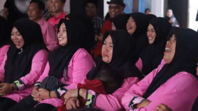 Kader Posyandu mendengarkan ceramah Gus Fawait dalam kegiatan Gus'e Menyapa di Kecamatan Jelbuk, Sabtu (27/12/2025). (Foto: Dok/Diskominfo Jember - ZONA INDONESIA)