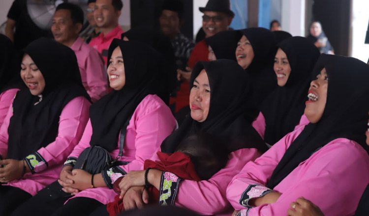 Kader Posyandu mendengarkan ceramah Gus Fawait dalam kegiatan Gus'e Menyapa di Kecamatan Jelbuk, Sabtu (27/12/2025). (Foto: Dok/Diskominfo Jember - ZONA INDONESIA)