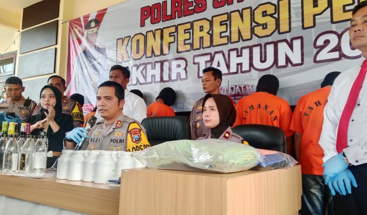 Konferensi pers di Mapolres Situbondo, Senin (29/12/2025). (Foto: Teamwork - ZONA INDONESIA)