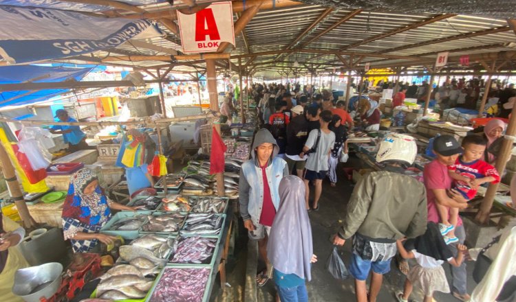 Warga memadati TPI Puger, Rabu (31/12/2025). (Foto: Istimewa - ZONA INDONESIA)