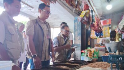 Kabulog Jember sidak harga bahan pangan di pasar tradisional. (Foto: Istimewa - ZONA INDONESIA)