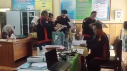 Tim Pidsus Kejari Jember menggeledah SDN Curahnongko 02, Kamis (11/12/2025). (Foto: Istimewa - ZONA INDONESIA)