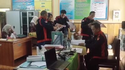 Tim Pidsus Kejari Jember menggeledah SDN Curahnongko 02, Kamis (11/12/2025). (Foto: Istimewa - ZONA INDONESIA)