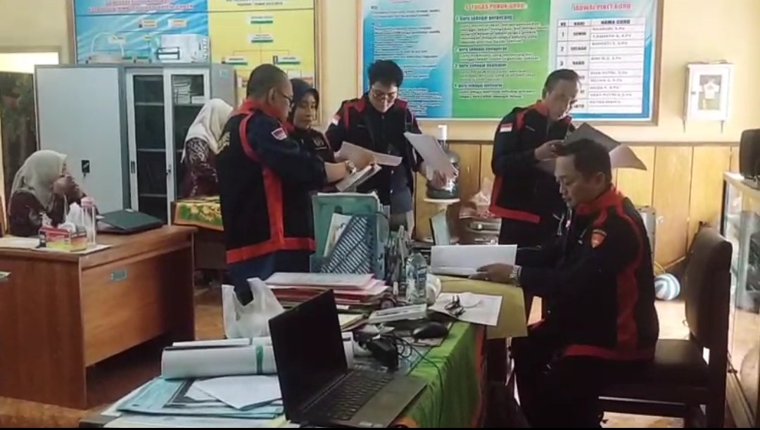 Tim Pidsus Kejari Jember menggeledah SDN Curahnongko 02, Kamis (11/12/2025). (Foto: Istimewa - ZONA INDONESIA)