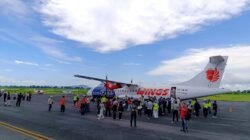 Detik-detik penumpang memasuki pesawat ATR 72 rute Jember - Bali, Jumat (5/12/2025). (Foto: Zainul Hasan - ZONA INDONESIA)
