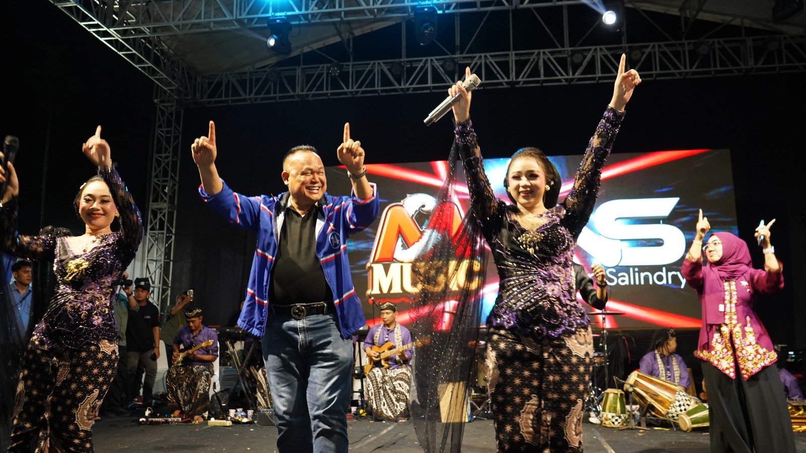 Ketua Fraksi DPRD Jawa Timur dr. Agung Mulyono dan Niken Salindry menyapa masyarakat Banyuwangi. (Foto: Istimewa)