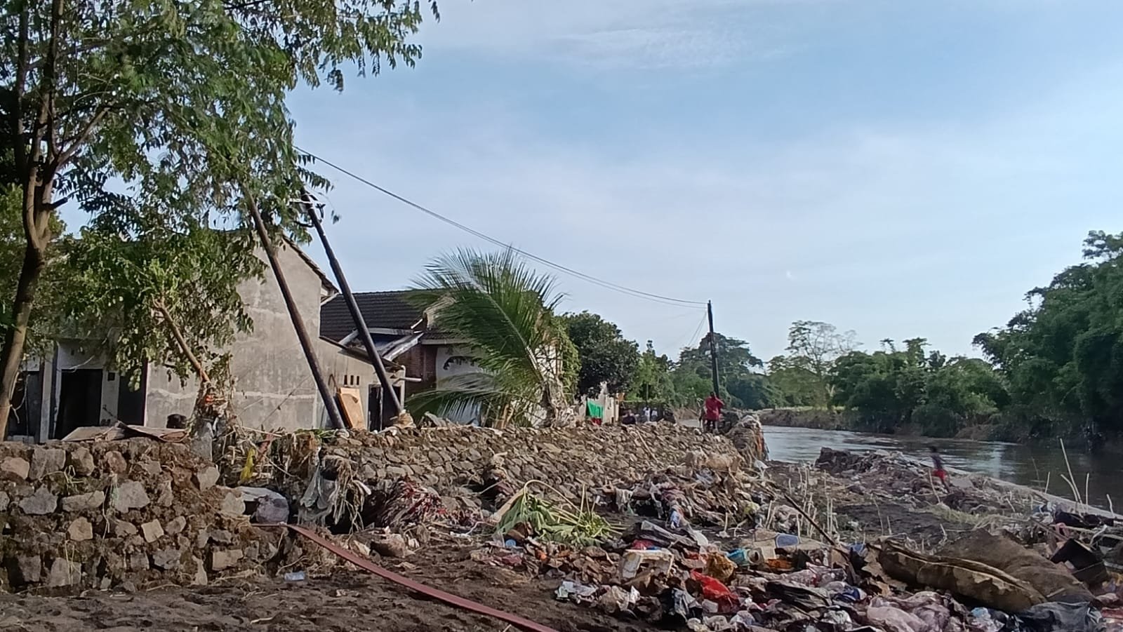 Kondisi perumahan Villa Indah Tegal Besar Jember yang berdiri di atas bantaran sungai, Selasa (16/12/2025). (Foto: Zainul Hasan - ZONA INDONESIA)