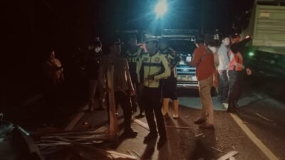 Satlantas Polres Jember melakukan olah TKP, Sabtu (3/1/2026) malam. (Foto: Istimewa - ZONA INDONESIA)