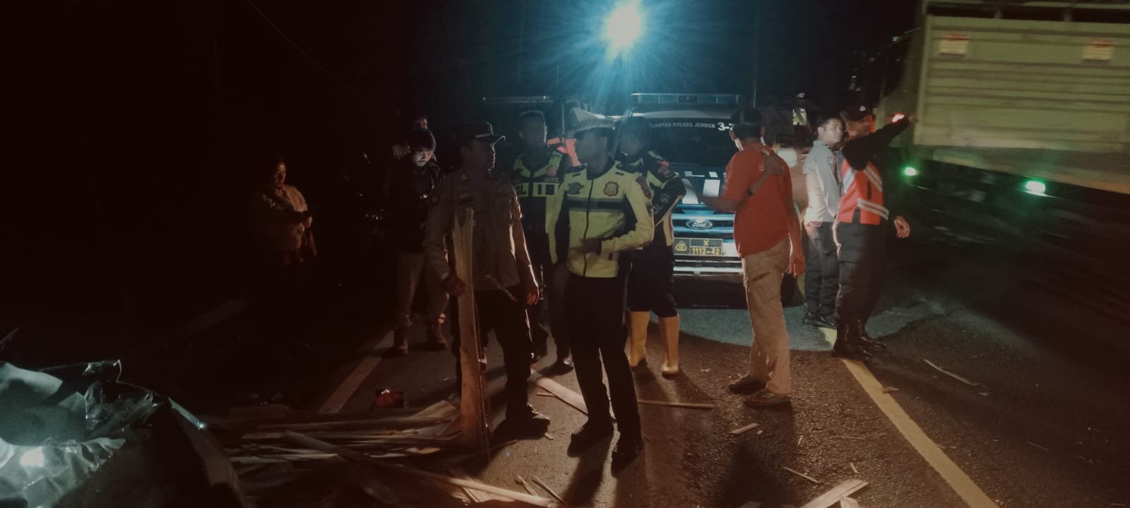 Satlantas Polres Jember melakukan olah TKP, Sabtu (3/1/2026) malam. (Foto: Istimewa - ZONA INDONESIA)