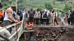 Gubernur Khofifah saat meninjau sungai di Situbondo, Jumat (23/1/2026). (Foto: Teamwork - ZONA INDONESIA)