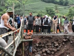 Khofifah Turun ke Lokasi Banjir Bandang Situbondo, Instruksikan Normalisasi Sungai dan Bronjong Berlapis