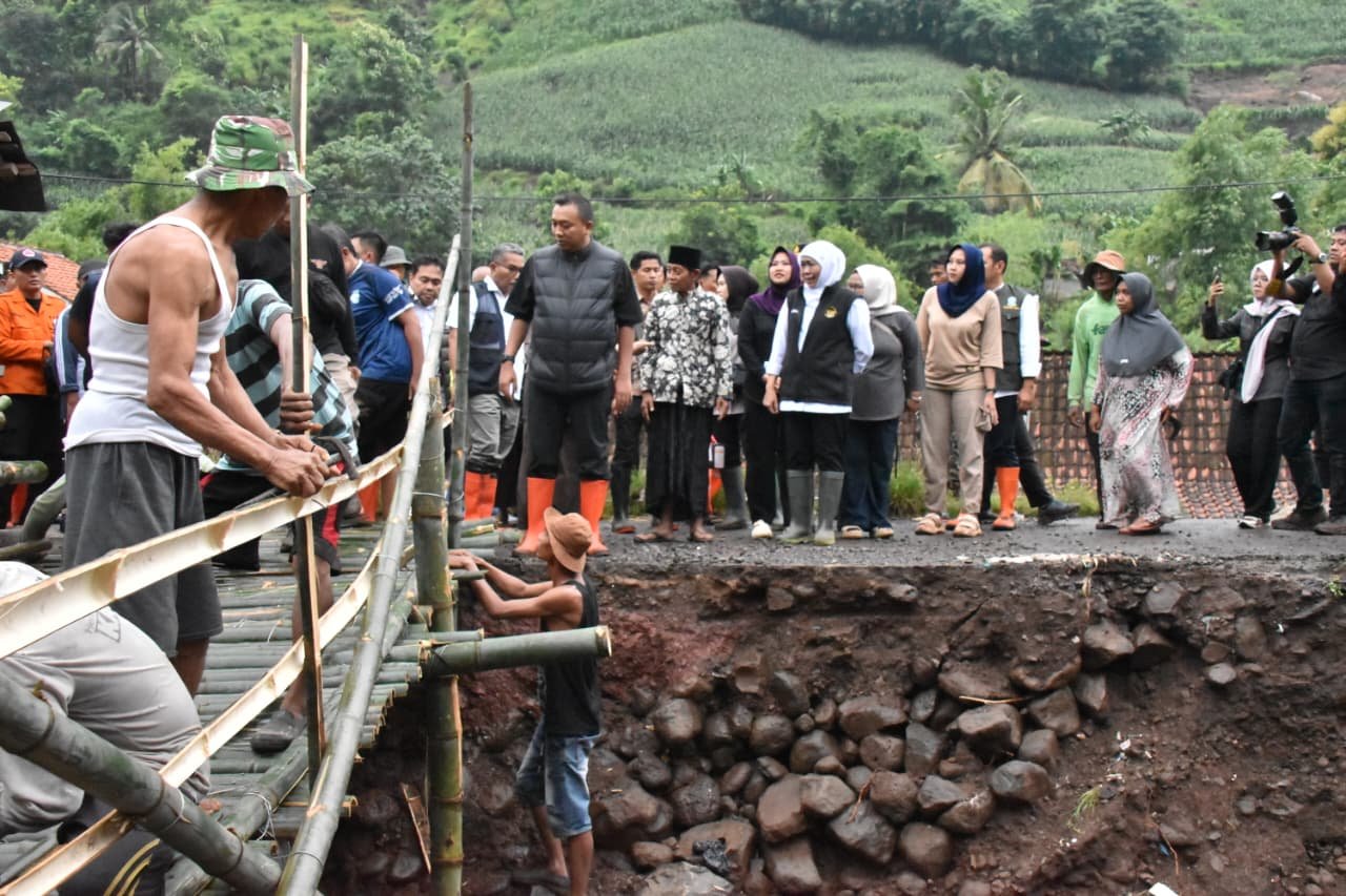 Gubernur Khofifah saat meninjau sungai di Situbondo, Jumat (23/1/2026). (Foto: Teamwork - ZONA INDONESIA)