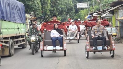 Bupati Situbondo mengemudikan becak listrik. (Foto: Istimewa - ZONA INDONESIA)