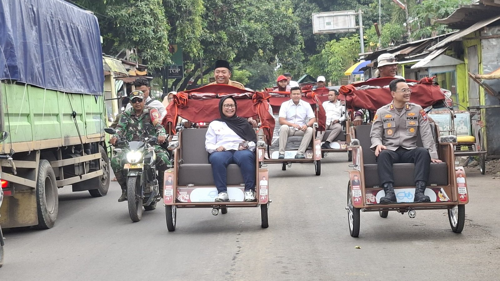 Bupati Situbondo mengemudikan becak listrik. (Foto: Istimewa - ZONA INDONESIA)