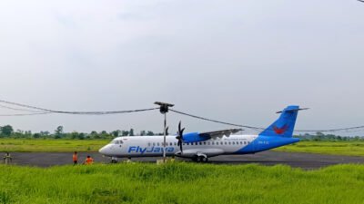 Pesawat jenis ATR Tipe 72-500 milik Maskapai FlyJaya landing di Bandara Notohadinegoro, Selasa (13/1/2026). (Foto: Zainul Hasan - ZONA INDONESIA)