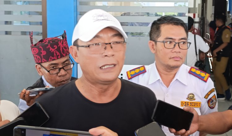 Ketua Komisi C DPRD Jember, Ardi Pujo Prabowo, diwawancarai media, Selasa (13/1/2026). (Foto: Zainul Hasan - ZONA INDONESIA)