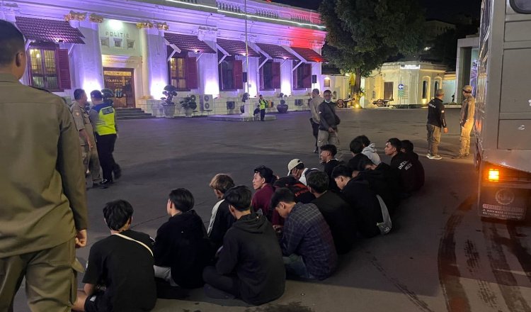 Polisi mengamankan 18 anggota perguruan silat. (Foto: Istimewa - ZONA INDONESIA)