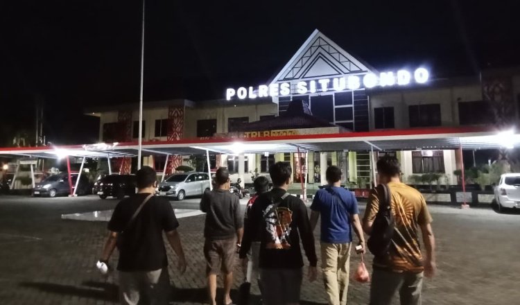 Kedua residivis narkotika digelandang ke Mapolres Situbondo. (Foto: Dok/Humas Polres Situbondo - ZONA INDONESIA)