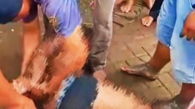 Warga saat mengikat tangan terduga pencuri motor, Sabtu (17/1/2026). (Foto: Tangkapan layar video amatir - ZONA INDONESIA)