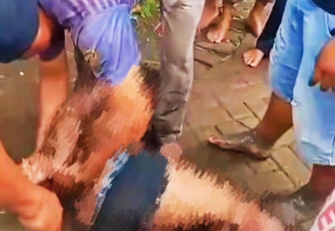 Warga saat mengikat tangan terduga pencuri motor, Sabtu (17/1/2026). (Foto: Tangkapan layar video amatir - ZONA INDONESIA)