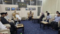 Bupati Situbondo bersama sejumlah pejabat saat sowan ke pengasuh Pondok Pesantren Nurul Jadid Paiton. (Foto: Dok/Istimewa - ZONA INDONESIA)