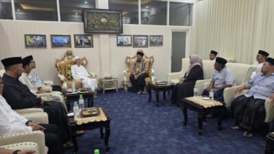 Bupati Situbondo bersama sejumlah pejabat saat sowan ke pengasuh Pondok Pesantren Nurul Jadid Paiton. (Foto: Dok/Istimewa - ZONA INDONESIA)