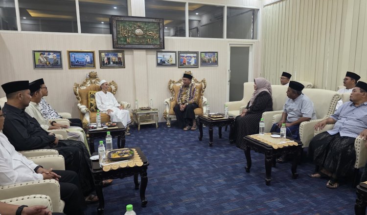 Bupati Situbondo bersama sejumlah pejabat saat sowan ke pengasuh Pondok Pesantren Nurul Jadid Paiton. (Foto: Dok/Istimewa - ZONA INDONESIA)