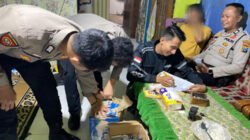 Anggota Polres Situbondo mengidentifikasi miras saat razia. (Foto: Istimewa - ZONA INDONESIA)