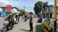 Polisi mengatur lalulintas di perempatan Ambulu, Selasa (20/1/2026). (Foto: Istimewa - ZONA INDONESIA)