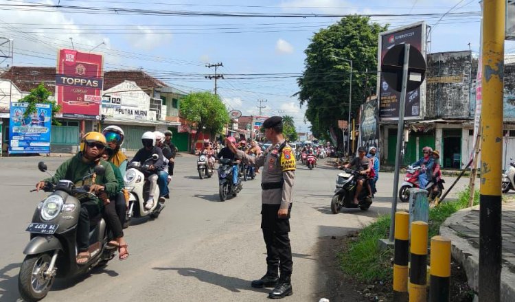 Polisi mengatur lalulintas di perempatan Ambulu, Selasa (20/1/2026). (Foto: Istimewa - ZONA INDONESIA)