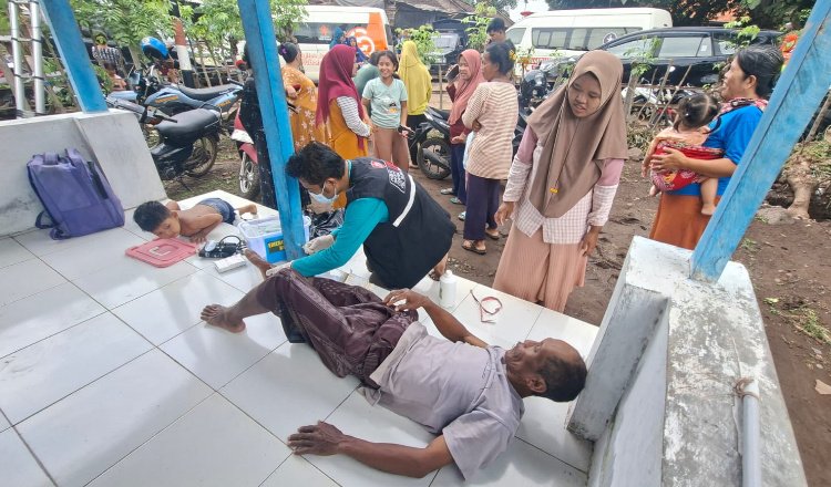 Pemkab Situbondo melayani warga yang terdampak banji. (Foto: Istimewa - ZONA INDONESIA)
