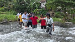 Mas Rio menyebrangi sungai untuk mengunjungi warga terdampak banjir di Desa Wringin Anom, Sabtu (24/1/2026). (Foto: Istimewa - ZONA INDONESIA)