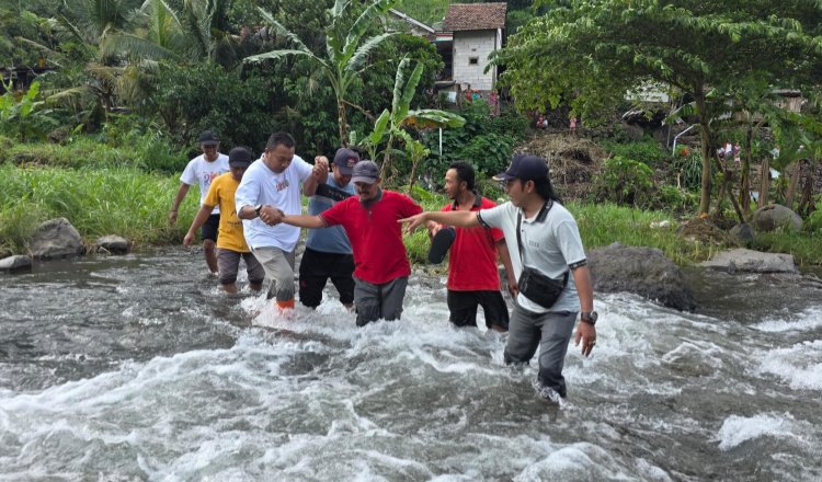 Mas Rio menyebrangi sungai untuk mengunjungi warga terdampak banjir di Desa Wringin Anom, Sabtu (24/1/2026). (Foto: Istimewa - ZONA INDONESIA)