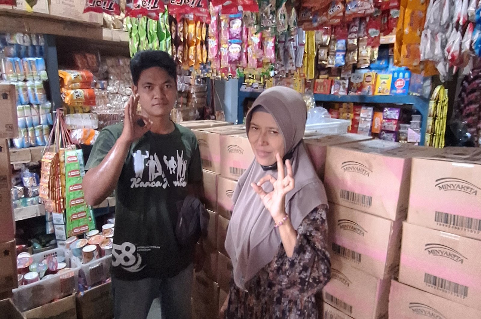 Pedagang berfoto usai menerima MinyaKita, Sabtu (24/1/2026). (Foto: Istimewa - ZONA INDONESIA)