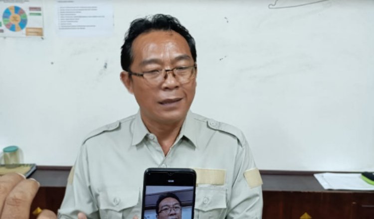 Ketua Komisi C DPRD Jember, Ardi Pujo Prabowo, diwawancarai media. (Foto: Zainul Hasan - ZONA INDONESIA)