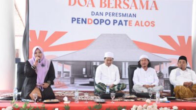 Mbak Ulfi memberikan sambutan dalam acara doa bersama di Pendopo Pate Alos, Minggu (25/1/2026). (Foto: Istimewa - ZONA INDONESIA)