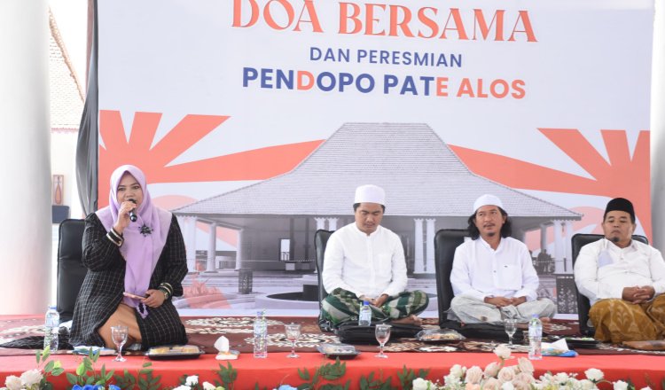 Mbak Ulfi memberikan sambutan dalam acara doa bersama di Pendopo Pate Alos, Minggu (25/1/2026). (Foto: Istimewa - ZONA INDONESIA)