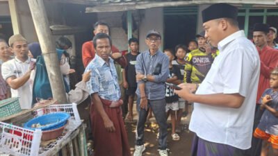 Mas Rio mengunjungi korban terdampak banjir di Desa Pesisir, Minggu (25/1/2026). (Foto: Istimewa - ZONA INDONESIA)
