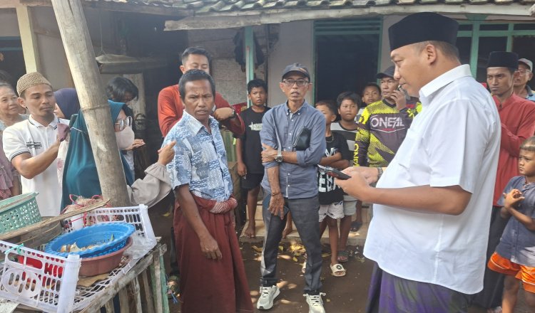Mas Rio mengunjungi korban terdampak banjir di Desa Pesisir, Minggu (25/1/2026). (Foto: Istimewa - ZONA INDONESIA)