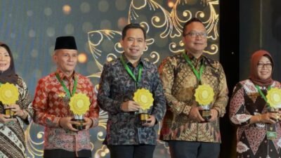 Bupati Jember menerima penghargaan UHC Awards 2026. (Foto: Dok/Humas BPJS Kesehatan Cabang Jember - ZONA INDONESIA)