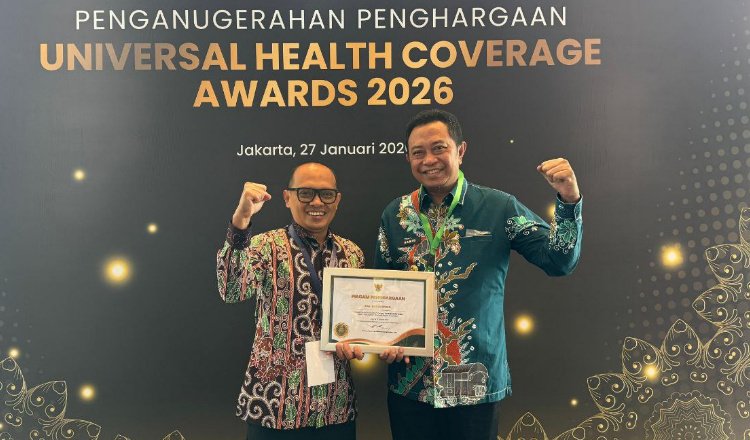 Bupati Bondowoso menerima penghargaan UHC Awards 2026. (Foto: Dok/Humas BPJS Kesehatan Cabang Jember - ZONA INDONESIA)