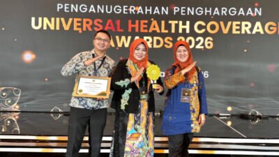 Pemkab Situbondo Terima UHC Awards 2026 Kategori Pratama. (Foto: Istimewa - ZONA INDONESIA)