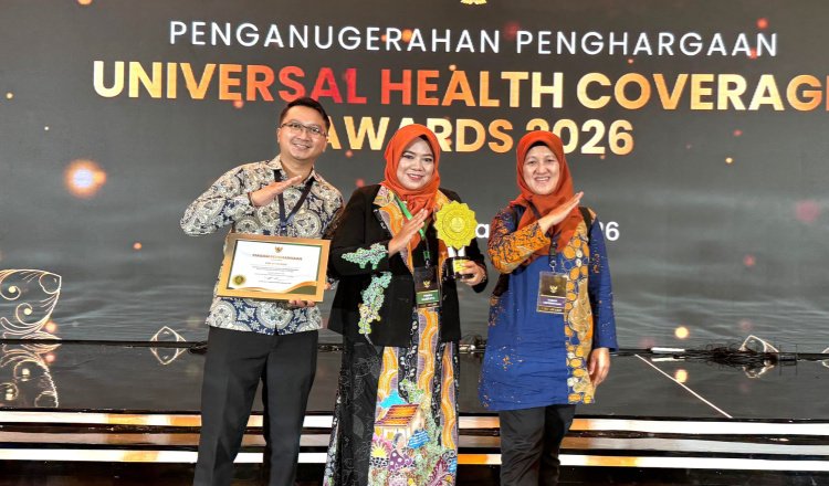 Pemkab Situbondo Terima UHC Awards 2026 Kategori Pratama. (Foto: Istimewa - ZONA INDONESIA)