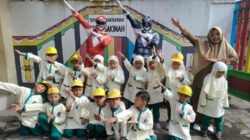 Anggota SPPG Kebonsari foto bersama anak-anak PAUD, Rabu (21/1/2026). (Foto: Teamwork - ZONA INDONESIA)