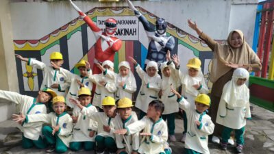Anggota SPPG Kebonsari foto bersama anak-anak PAUD, Rabu (21/1/2026). (Foto: Teamwork - ZONA INDONESIA)